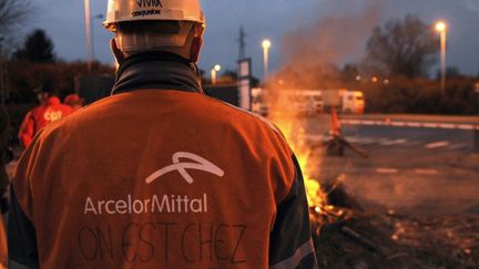 Des ouvriers de l'usine ArcelorMittal bloquent l'acc&egrave;s au site de Florange (Moselle), le 8 mars 2012. (JEAN-CHRISTOPHE VERHAEGEN / AFP)