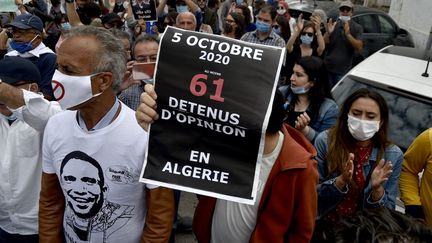 Des Algériens participent à un rassemblement hebdomadaire pour appeler à la libération du journaliste Khaled Drareni à Alger, le 5 octobre 2020.&nbsp;Le journaliste algérien de 40 ans, incarcéré depuis le 29 mars, a été condamné en appel à deux ans de prison. (RYAD KRAMDI / AFP)