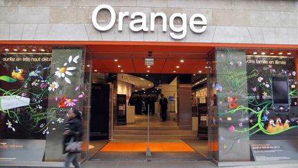 Les abonn&eacute;s Orange connaissent de grandes difficult&eacute;s pour passer des appels, envoyer des SMS et utiliser internet, vendredi 6 juillet 2012. (ERIC PIERMONT / AFP)