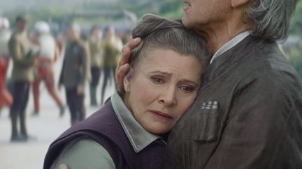 Carrie Fisher est revenue à Star Wars, dans le dernier épisode sorti, en 2015 "Le réveil de la force". Ici, elle est dans les bras d'Harrison Ford. Elle a raconté&nbsp;dans son dernier livre, "The Princess Diarist", avoir eu avec l'acteur une liaison pendant le tournage du premier Star Wars, alors qu'elle avait 19 ans.&nbsp; (KOBAL / AFP)