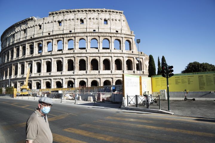 Le port du masque est désormais obligatoire entre 18&nbsp;heures et 06&nbsp;heures dans tous les lieux publics italiens. (MATTEO TREVISAN / NURPHOTO)