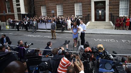 Kate et William, duchesse et duc de Cambridge, pr&eacute;sentent leur fils, George, devant la maternit&eacute; Saint-Mary, le 23 juillet 2013, &agrave; Londres (Royaume-Uni).&nbsp; (SUZANNE PLUNKETT / REUTERS)