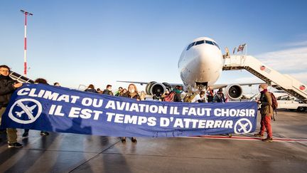 Des manifestants sur le tarmac de Roissy-Charles-de-Gaulle (Val-d'Oise) le 3 octobre 2020. (JULIEN HELAINE / HANS LUCAS / AFP)