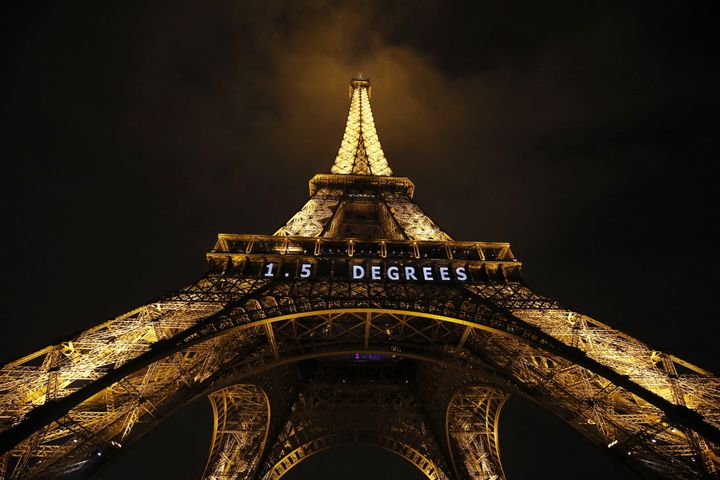 L'objectif "1,5 degrees" affiché sur la tour Eiffel, à l'occasion de la COP21, à Paris, le 11 décembre 2015.&nbsp; (PATRICK KOVARIK / AFP)