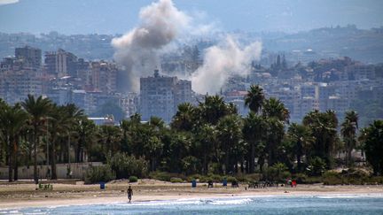 Frappes israéliennes au sud de Tyre, dans le sud du Liban, le 25 septembre 2024. (HASAN FNEICH / AFP)