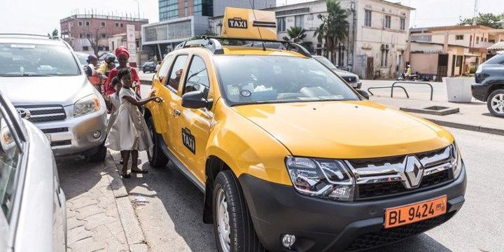 Désormais, des taxis jaunes individuels sont apparus à Cotonou, au Bénin. (YANICK FOLLY / AFP)