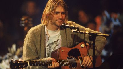 Le chanteur et guitariste américain Kurt Cobain (1967 - 1994) durant le concert "MTV Unplugged" de son groupe Nirvana, le 18 novembre 1993 à New York (Etats-Unis). (FRANK MICELOTTA ARCHIVE / HULTON ARCHIVE / GETTY)