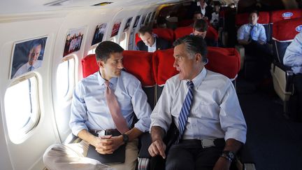 J-14 #TEAMROMNEY Le candidat r&eacute;publicain Mitt Romney&nbsp;(D) discute avec son colistier Paul Ryan dans l'avion de campagne qui les emm&egrave;ne &agrave; Denver (Colorado), le 23 octobre 2012. (BRIAN SNYDER / REUTERS)