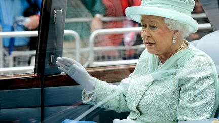 Elizabeth II quitte la cath&eacute;drale St Paul's de Londres le 5 juin 2012 pour le d&eacute;jeuner des 700 convives &agrave; Westminster. (IAN GAVAN / POOL)