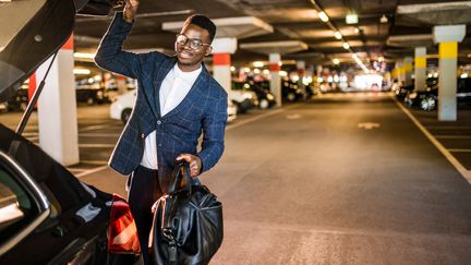 Comparez et scrutez les offres des loueurs et des plateformes de location de voiture. Près des gares et des aéroports, ou si vous vous y prenez trop tard, c'est plus cher.(Illustration) (DJELICS / E+ / GETTY IMAGES)