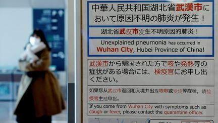 Une femme porte un masque de protection à l'aéroport de Haneda à Tokyo (Japon), le 20 janvier 2020. (KIM KYUNG HOON / REUTERS)