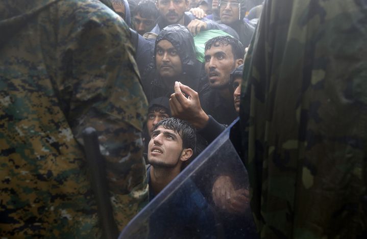 Photo de Yannis Behrakis. "Les chemins de l'espoir et du désespoir". Migrants et réfugiés suppliant la police de les laisser traverser la frontière pour entrer en Ancienne République yougoslave de Macédoine. Près du village grec d’Idomeni, 10 septembre 2015.
 (Yannis Behrakis / Reuters)