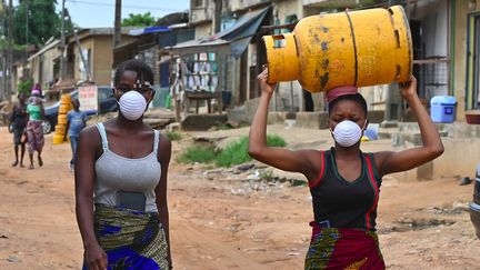 Dans la capitale ivoirienne, le port du masque est devenu obligatoire depuis le 9 d’avril. Mais en raison d’une rupture de stock, ils sont devenus des objets très convoités. Le Conseil national de sécurité a indiqué que tous les masques seraient gratuits, fabriqués localement ou importés pour permettre rapidement aux cinq millions d'habitants d'Abidjan de se protéger. Si tous les masques n’offrent pas les mêmes garanties que ceux avec un filtre à microparticules (masques FFP), en porter un, même non-homologué est mieux que rien, recommandent les médecins.&nbsp; &nbsp;&nbsp; (ISSOUF SANOGO)