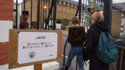 Des jeunes se rendent à leur Journée d'appel de préparation à la défense à Charlevilles-Mézieres. (MAXPPP)