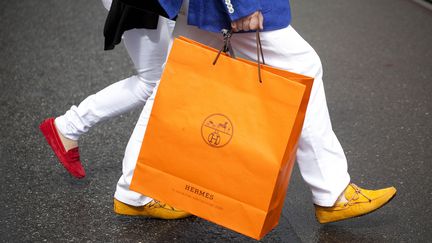 Un client d'Herm&egrave;s, le 25 juillet 2012, &agrave; Munich (Allemagne).&nbsp; (MICHAEL NAGLE / BLOOMBERG / GETTY IMAGES )