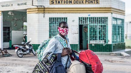 Le 7 avril au Bénin, le gouvernement a obligé les habitants à porter le masque "en tous lieux : dans l'administration publique comme privée, dans les réunions, les rencontres dans les marchés, les magasins, les boutiques..." Dès cette annonce, les habitants de Cotonou se sont rués dans les pharmacies provoquant une pénurie dès le premier jour. Beaucoup de masques fabriqués artisanalement sont alors apparus dans les rues. Le Bénin fait partie des pays d’Afrique de l’Ouest les moins touchés.&nbsp; (YANICK FOLLY / AFP)