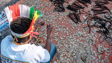 Les marchands ambulants préparent leurs croix pour la fête. Il existe de nombreuses formes de croix selon les régions. Les trois principales sont la croix de Lalibela, la croix de Gondar et la croix d'Axum.&nbsp; &nbsp; &nbsp; &nbsp; (EDUARDO SOTERAS / AFP)