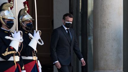 Le président de la République, Emmanuel Macron, sur le perron de l'Elysée, le 30 mars 2021. (ANDREA SAVORANI NERI / NURPHOTO / AFP)