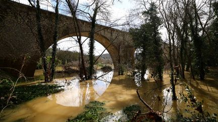 Der Fluss Gardon entspringt am 10. März 2024 in der Nähe von Russan (Gard) aus seinem Flussbett. (CLEMENT MAHOUDEAU / AFP)