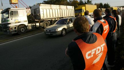 &nbsp; (La CFDT-Route lors d'une opération de blocage en 2002. Le syndicat annonce une mobilisation "massive".  © Maxppp)