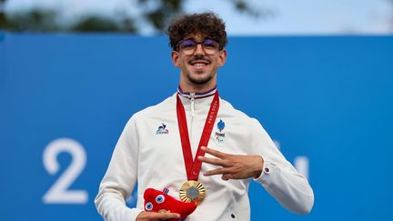 Et une, et deux et trois médailles ! Déjà deux fois récompensé sur la piste, Alexandre Leauté brille de nouveau sur la route. Champion paralympique sur le contre-la-montre (C2), le Français rayonne, mercredi 4 septembre. (ALEX WHITEHEAD / SIPA)