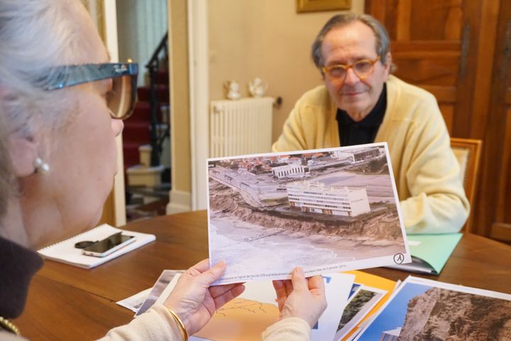 Les Bordelais Danielle et Vincent Duprat ont rassembl&eacute; des dizaines de documents et de photos du Signal.&nbsp; (JULIE RASPLUS / FRANCETV INFO)