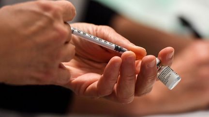 Un infirmière s'apprête à vacciner un patient dans une maison de retraite de Montpellier, le 4 janvier 2021. (PASCAL GUYOT / AFP)