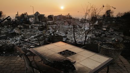 Un quartier de Santa Rosa (Californie) ravagé par les flammes, photographié le 13 octobre 2017. (ELIJAH NOUVELAGE / GETTY IMAGES NORTH AMERICA / AFP)