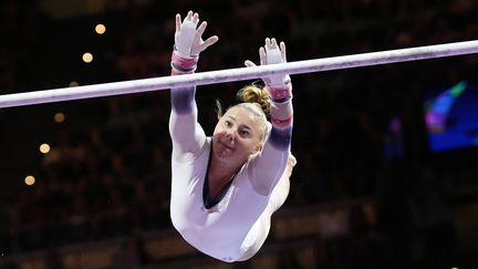 Incroyable scénario lors de la finale des barres féminines en gymnastique artistique. Auteure d'un très joli passage, la Française Lorette Charpy se blesse à la réception, mais remporte tout de même le bronze avec un score de 14,166 points. L'Allemande Elisabeth Seitz s'impose devant l'Italienne Alice D'Amato.