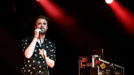 Le chanteur Cyril Mokaiesh, lors des Francofolies de La Rochelle en 2021. (JEAN-BAPTISTE QUENTIN / MAXPPP)