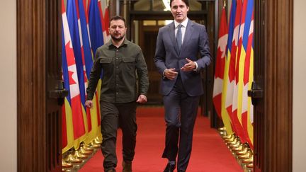 Le président ukrainien Volodymyr Zelensky (gauche) et le Premier ministre du Canada Justin Trudeau, au Parlement canadien, à Ottawa, le 22 septembre 2023. (PATRICK DOYLE / AFP)