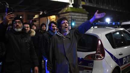 Des manifestants font face aux forces de l'ordre, le 7 janvier 2020, devant le théâtre des Bouffes du Nord. (LUCAS BARIOULET / AFP)