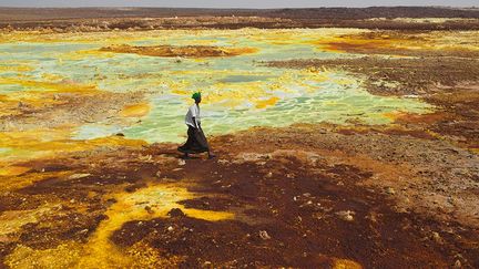 A quelques kilomètres de la mine de sel se trouve le Dallol, un site volcanique à la géologie unique au monde. Ce cratère est composé d'étendues de sel, de montagnes de soufre et de sources chaudes acides.
 
Le sol et l’air dégagent une chaleur intense. La température de cette région peut atteindre plus de 60 degrés. (Reuters/Siegfried Modola)