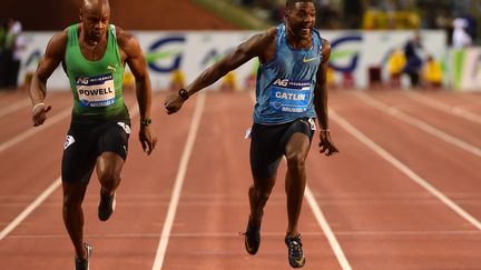 Justin Gatlin devant Asafa Powell (EMMANUEL DUNAND / AFP)