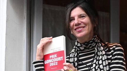 Jeudi 3 novembre, Brigitte Giraud a remporté le 120e prix Goncourt pour son roman&nbsp;Vivre vite, aux éditions Flammarion. (FRANCEINFO)