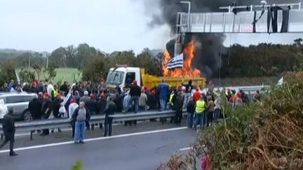 Les manifestants ont mis feu au portique&nbsp;de Saint-Allouestre dans le Morbihan, samedi 2 novembre 2013. (CAPTURE FRANCETV INFO)