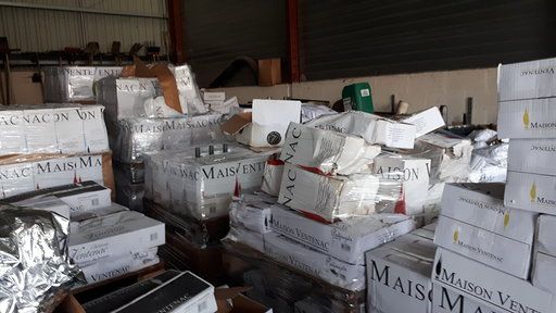 Des palettes de cartons de vin dégradées par les inondations du 15 octobre 2018 à Ventenac (Aude). (BENJAMIN MATHIEU / RADIO FRANCE)