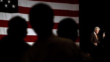 J-4 #TEAMOBAMA L'ancien pr&eacute;sident des Etats-Unis Bill Clinton&nbsp;donne un discours en soutien au pr&eacute;sident sortant, Barack Obama, &agrave; Fort Myers (Floride),&nbsp;le 2 novembre 2012. (SCOTT MCINTYRE/AP/SIPA / AP)