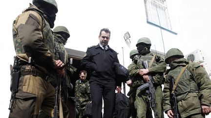 Un officier de la marine ukrainienne sort de son caserne, sous la menace de miliciens russes, &agrave; S&eacute;bastopol (Crim&eacute;e), le&nbsp; 19 mars 2014. ( VASILY FEDOSENKO / REUTERS)