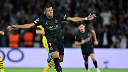 Mbappé célèbre après son pénalty marqué contre Dortmund. (MIGUEL MEDINA / AFP)