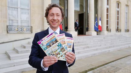 Stéphane Bern avec des tickets de loto du patrimoine, le 31 mai 2018, à Paris. (LUDOVIC MARIN / AFP)