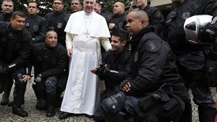 Le pape Fran&ccedil;ois pose avec des policiers devant la Metropolitan cathedral &agrave; Rio de Janeiro (Br&eacute;sil), le 25 juillet 2013. (STEFANO RELLANDINI / AFP)