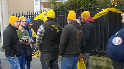 Une dizaine d'agriculteurs rassemblés place du Brésil à Paris, dimanche 5 janvier 2025. (FARIDA NOUAR - FRANCEINFO - RADIO FRANCE)