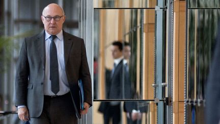 &nbsp; (Le ministre des Finances Michel Sapin dans les couloirs de Bercy  © NICOLAS MESSYASZ/SIPA)