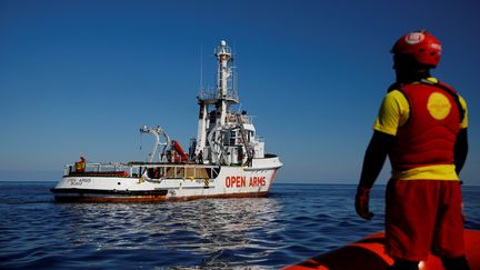 Le navire humanitaire "Open Arms" navigue en Méditerranée, le 31 janvier 2018. (ALKIS KONSTANTINIDIS / REUTERS)