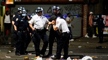 Des policiers déployés dans les rues de New York pour encadrer les manifestations en mémoire de George Floyd, le 30 mai 2020. (EDUARDO MUNOZ / REUTERS)