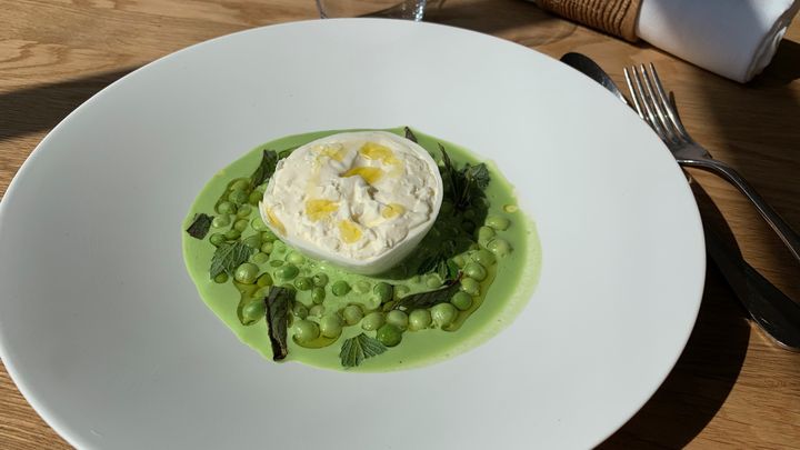 Une assiette improvisée autour du petit pois, cueilli une heure avant dans le jardin, signée Romain Meder. Ce chef prolonge dans son restaurant étoilé, Les Chemins, le travail sur la naturalité qu'il avait lancé en 2014 avec Alain Ducasse au Plaza Athénée. (BERNARD THOMASSON / FRANCEINFO)