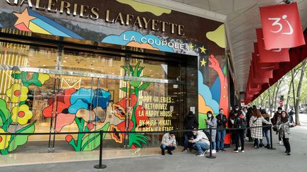 Des personnes font la queue devant les Galeries Lafayette à Paris, le 19 mai 2021. (GEOFFROY VAN DER HASSELT / AFP)