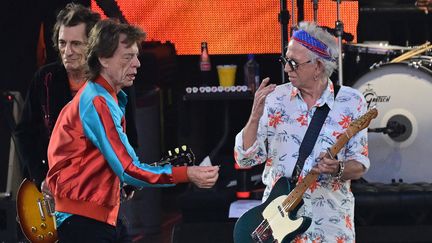 Les Rolling Stones en concert, le 3 aôut 2022 en Allemagne. De gauche à droite, Ron Wood, Mick Jagger et Keith Richards. (INA FASSBENDER / AFP)