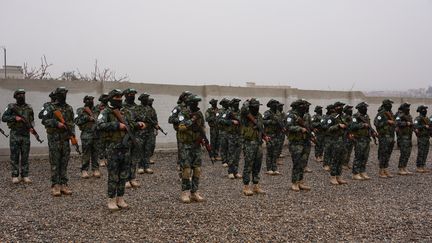 Des combattants des Forces démocratiques syriennes (FDS) lors d'exercices près de Jarablous (Syrie), le 16 janvier 2024. (RAMI ALSAYED / NURPHOTO / AFP)